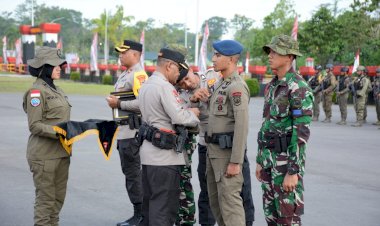 Kapolri-Beri-Penghargaan-Pin-Emas-Kepada-Prajurit-TNI-dan-Anggota-Polri-yang-tergabung-dalam-Satgas-Operasi-Damai-Cartenz-2023