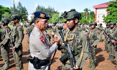 Kapolda-NTT-Pimpin-Upacara-Penyambutan-104-Anggota-Brimob-Polda-NTT-Pasca-Operasi-Damai-Cartenz-di-Papua.-
