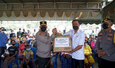Kapolda-NTT-bersama-Danrem-161-dan-Danlanud-Eltari-Kupang-Berikan-Dukungan-Langsung-ke-Korban-Erupsi-Gunung-Lewotobi.-