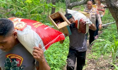 Polres-Flotim-Beri-Bantuan-Sosial-untuk-Pengungsi-Mandiri-di-Kebun-Desa-Konga.-