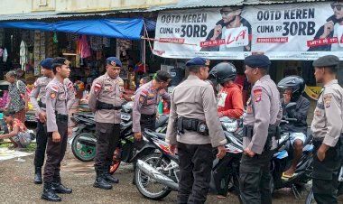 Sisir-Pasar-Baru,-Personel-Satgas-OMB-Polres-Belu-dan-Brimob-Imbau-Warga-Jauhi-Tindakan-Ini-untuk-Pemilu-2024-yang-Kondusif