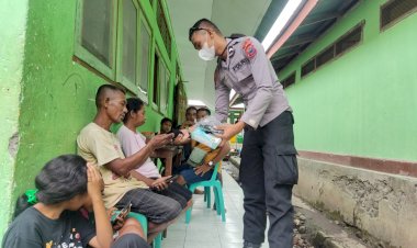 Tim-Trauma-Healing-Ditsamapta-Polda-NTT-Bantu-Korban-Erupsi-Gunung-Lewotobi-Laki-laki-di-Kabupaten-Flotim.-