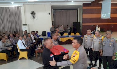 Kapolda-NTT-Berikan-Arahan-Inspiratif-dan-Serahkan-Tali-Asih-kepada-Anggotanya-di-Sikka.-