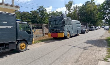 Amankan-Pleno-Hasil-Pemilu-2024-Tingkat-Kabupaten,-Polres-Belu-Siagakan-Kendaraan-Taktis-di-Hotel-Matahari