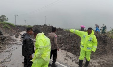 Siaga-di-Lokasi-Bencana-Alam,-Sat-Lantas-Polres-Belu-bersama-Polsek-Lamaknen-Bersihkan-Material-Longsor-yang-Menutup-Jalan-Sabuk-Merah-Perbatasan