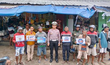 Sebar-Pamflet-Imbauan,-Satgas-Ops-Keselamatan-Polres-Belu-Ajak-Masyarakat-Pasar-Baru-Patuh-Berlalu-Lintas