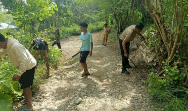 Jumat-Curhat-di-Kampung-Haekrit,-Kapolsek-Tasifeto-Timur-bersama-Anggota-dan-Masyarakat-Gotong-Royong-Bersihkan-Jalan-Desa