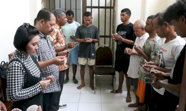 Sukacita-di-Momen-Paskah-2024,-Kapolres-Belu-dan-Ketua-Bhayangkari-Gelar-Perjamuan-Kudus-Bersama-Para-Tahanan