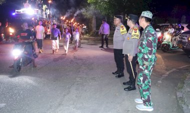 Jamin-Situasi-Kondusif,-Kapolres-Belu-Pantau-Pengamanan-Pawai-Obor-Sambut-Idul-Fitri-1445-H