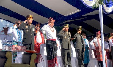 Kapolres-Belu-Bersama-Ketua-Bhayangkari-Hadiri-Upacara-Peringatan-Hardiknas-2024-di-Kantor-Bupati