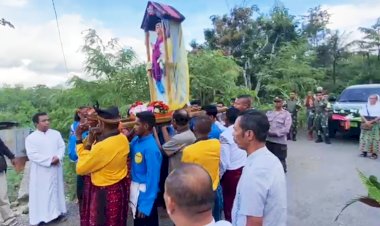 Bersinergi,-Polsek-Raihat-bersama-Satgas-Pamtas-Yon-742/SWY-Amankan-Perarakan-Patung-Bunda-Maria,-Tonton-Videonya