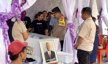 Turut-Belasungkawa,-Kapolres-Belu-Melayat-ke-Rumah-Duka-Korban-Kecelakaan-Lalu-Lintas