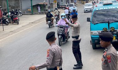 Gelar-Patroli-di-Sejumlah-Titik,-Tim-Perintis-Polres-Belu-Urai-Kemacetan-Sembari-Beri-Pesan-Kamtibmas-ke-Masyarakat
