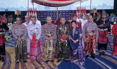 Kapolri-Diberi-Gelar-Adat-Pusaka-oleh-Dewan-Adat-dan-Kerajaan-di-Sulawesi-Selatan