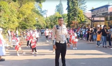 Jamin-Keamanan-dan-Kelancaran-Arus-Lalu-Lintas,-Personel-Sat-Lantas-Polres-Belu-Kawal-Peserta-Karnaval-TK.Kuntum-Bahagia-Atambua