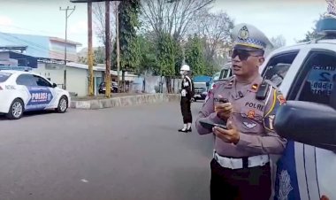 Penerangan-Keliling-di-Jalur-ini,-Kanit-Kamsel-Polres-Belu-Sampaikan-Sejumlah-Poin-Yang-Wajib-Diperhatikan-Saat-Berkendara,-Simak-Videonya