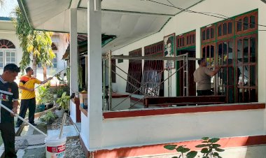 Sambut-Hari-Bhayangkara-ke-78,-Polsek-Lasiolat-Gotong-Royong-Bersihkan-Halaman-Hingga-Pengecatan-Kapela-Mgr.-Gabriel-J.-W.-Manek