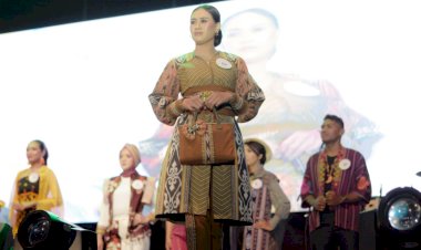 Dalam-Balutan-Kawin-Campur,-Briptu-Meti-Perwakilan-Polres-Belu-Tampil-Memukau-di-Lomba-Fashion-Show-Pagelaran-Budaya-Bhayangkara-2024