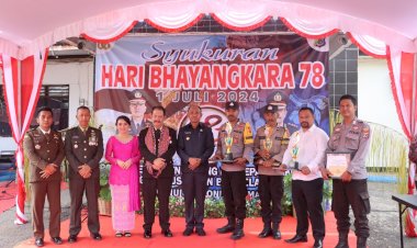 Rayakan-Syukuran-Hari-Bhayangkara-ke-78,-Kapolres-Belu-Potong-Tumpeng-dan-Serahkan-Hadiah-kepada-Pemenang-Lomba