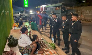 Cegah-Gangguan-Kamtibmas-saat-Patroli,-Tim-Perintis-Samapta-Polres-Belu-Imbau-Pedagang-Hati-hati-Berjualan-Hingga-Larut-Malam