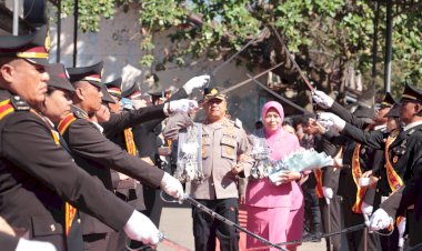 Jajar-Kehormatan-Hingga-Tradisi-Pedang-Pora-Sambut-Kedatangan-Pejabat-Baru-Kapolres-Belu,-AKBP-Benny-Miniani-Arief-dan-Istri-Ny.Lina-Benny