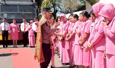 Penuh-Haru,-Kapolres-Belu-bersama-Anggota-dan-Bhayangkari-Lepas-AKBP-Richo-Simanjuntak-dan-Istri-Menuju-Tempat-Tugas-yang-Baru