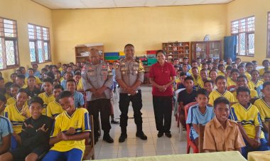 Cegah-Kenakalan-Remaja-Sejak-Dini,-Kapolsek-Tasifeto-Barat-Lakukan-Sosialisasi-di-SMP-Nela-Atambua