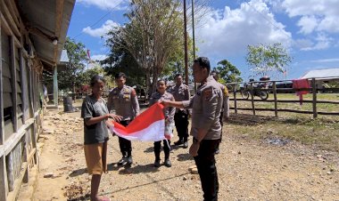 Turun-ke-dua-Desa-di-Tapal-Batas,-Polsek-Tasifeto-Timur-Bagikan-Bendera-Merah-Putih-dan-Ganti-Bendera-Masyarakat-yang-Lusuh