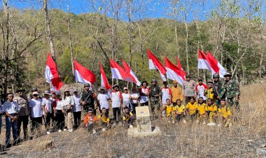 Wujud-Cinta-Tanah-Air-di-HUT-RI-ke-79,-Polsubsektor-Fatubesi-bersama-TNI-dan-Veteran-Berjalan-Kaki-Kibarkan-Bendera-Merah-Putih-di-Patok-Perbatasan