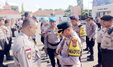Uji-Disiplin-dan-Kesiapan-Personil-Hadapi-Dua-Operasi,-Wakapolres-Belu-bersama-Propam-Cek-Sikap-Tampang-dan-Surat-surat-Anggota