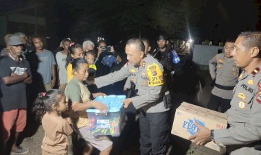Kapolres-Flotim-Serahkan-Bantuan-Sembako-kepada-Korban-Bentrok-di-Desa-Bugalima