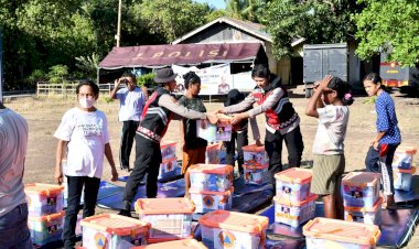 Polwan-DitSamapta-Polda-NTT-Bagikan-Bansos-ke-Masyarakat-Desa-Bugalima-- - - 