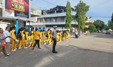 Jamin-Situasi-Kondusif-Sekaligus-Cegah-Kemacetan,-Sat-Lantas-Polres-Belu-Kawal-dan-Amankan-Jalan-Santai-Peringati--Hari-Jadi-SMKN-1-Atambua