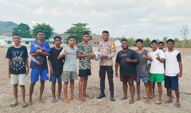 Peduli-Olahraga-Sekaligus-Cegah-Penyakit-Masyarakat,-Bhabinkamtibmas-Polres-Belu-Beri-Bola-Kaki-untuk-Pemuda-Tulakadi