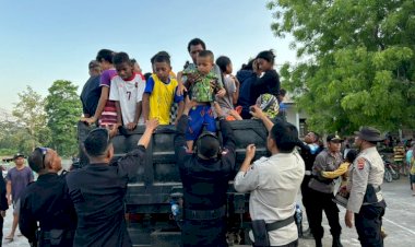 Polres-Flotim-dan-BKO-Brimob-Sikka-Gelar-Bantuan-Kemanusiaan-untuk-Pengungsi-Erupsi-Gunung-Lewotobi--- 