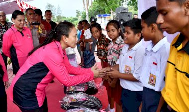 Kunjungan-Ketua-Umum-Bhayangkari-Ny.-Juliati-Sigit-Prabowo-ke-Polres-Kupang,-Berikan-Bantuan-Kemanusiaan