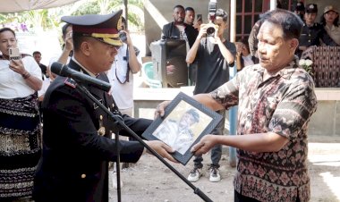 Beri-Penghormatan-Terakhir,-Polres-Belu-Gelar-Upacara-Pemakaman-Almarhum-Brigadir-Polisi-Purn.Romalus-Hae