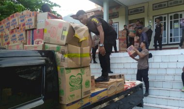 Kepedulian-Personel-Polres-Flores-Timur-dan-BKO-Polda-NTT-di-Tengah-Kepanikan-Pengungsian-Akibat-Erupsi-Gunung-Lewotobi