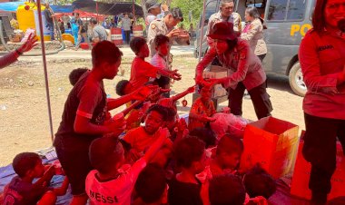 Kapolres-Flotim-Bersama-Bhayangkari-Hadirkan-Keceriaan-bagi-Anak-Korban-Erupsi-Lewotobi