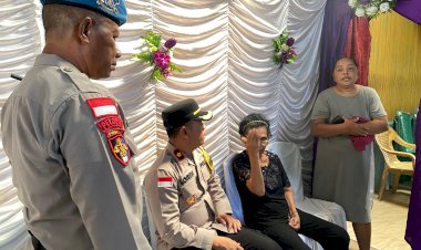 Sampaikan-Belasungkawa,Wakapolres-Belu-Melayat-ke-Rumah-Duka-Almarhum-Serma-Polisi-Purn.Stanislaus-Oka-Djari