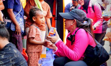 Ketum-Bhayangkari-Bawa-Senyum-dan-Hadiah-untuk-Anak-Anak-Pengungsi-di-Flores-Timur