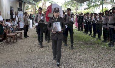 Lewat-Upacara-Kedinasan,-Wakapolres-Belu-Beserta-Staf-Beri-Penghormatan-Terakhir-untuk-Almarhum-Stanislaus-Oka-Djari