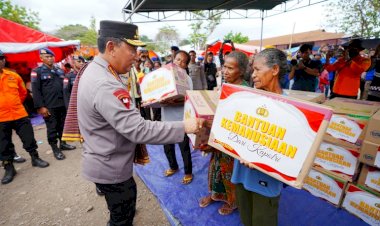 Tinjau-Posko-Pengungsian-Lewolaga,-Kapolri-Semangati-Lansia-yang-Sakit-- 