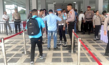 Turun-dengan-Kekuatan-Penuh,-Ratusan-Personel-Polres-Belu-dan-BKO-Brimob-Turun-Amankan-Rapat-Pleno-Pilkada-2024-Tingkat-Kabupaten