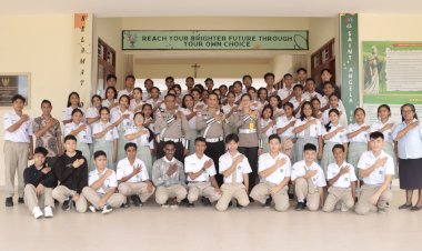 Gelar-Sosialisasi-di-SMA-Santa-Angela-Atambua,-Cara-Sat-Lantas-Polres-Belu-Bangun-Wawasan-dan-Kesadaran-Berlalu-Lintas-Bagi-Generasi-Penerus-Bangsa