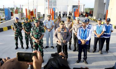 Persiapan-Pengamanan-Natal-Tahun-Baru,-Kapolri-dan-Panglima-TNI-Tinjau-Gerbang-Tol-Prambanan 