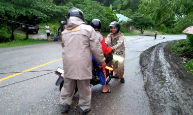 3-Tiang-Listrik-Tumbang-Akibat-Hujan-Deras,-Polsek-Lasiolat-Sigap-Atur-Lalu-Lintas-dan-Imbau-Pengendara-untuk-Berhati-hati
