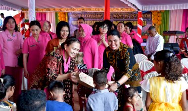 Ketua-Umum-Bhayangkari-Rayakan-Natal-Bersama-Korban-Erupsi-Gunung-Lewotobi- 