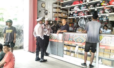 Bawa-Pesan-Kamtibmas,-Sat-Lantas-Polres-Belu-Keliling-Toko-dan-Bengkel-Antisipasi-Knalpot-Brong--di-Perayaan-Tahun-Baru-2025