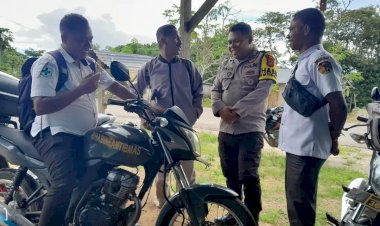 Selalu-Waspada-di-Musim-Hujan,-Pesan-Bripka-Mayolus-Bere-Saat-Temui-Warga-Binaannya-di-Desa-Fohoeka